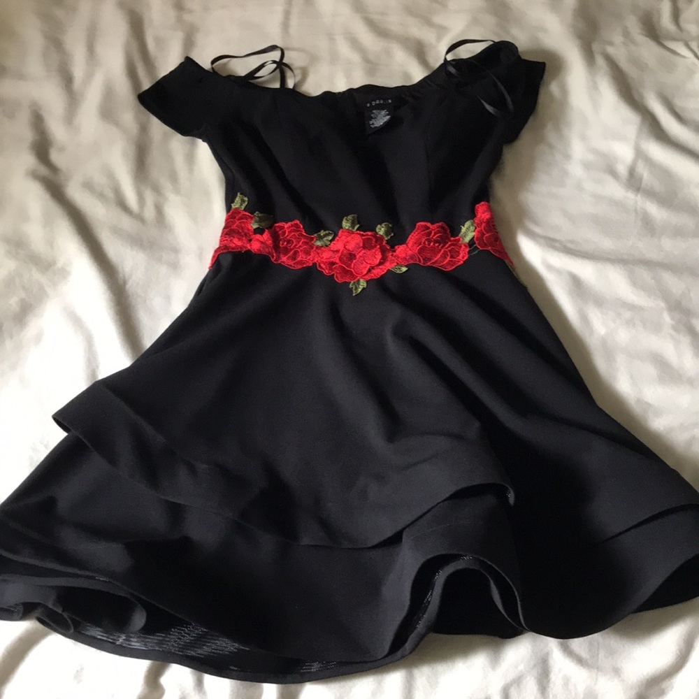Sweetheart line rose detail flounce cocktail dress